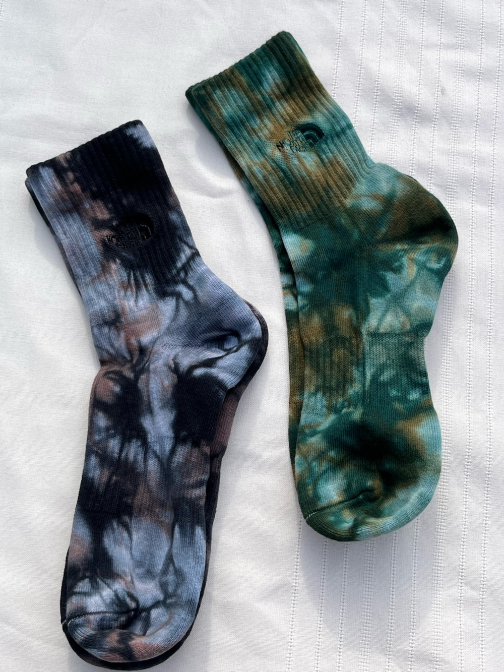 The North Face Men's Tie-Dye Hiking Crew Socks in Black & Green 2 Pairs - Picture 2 of 13